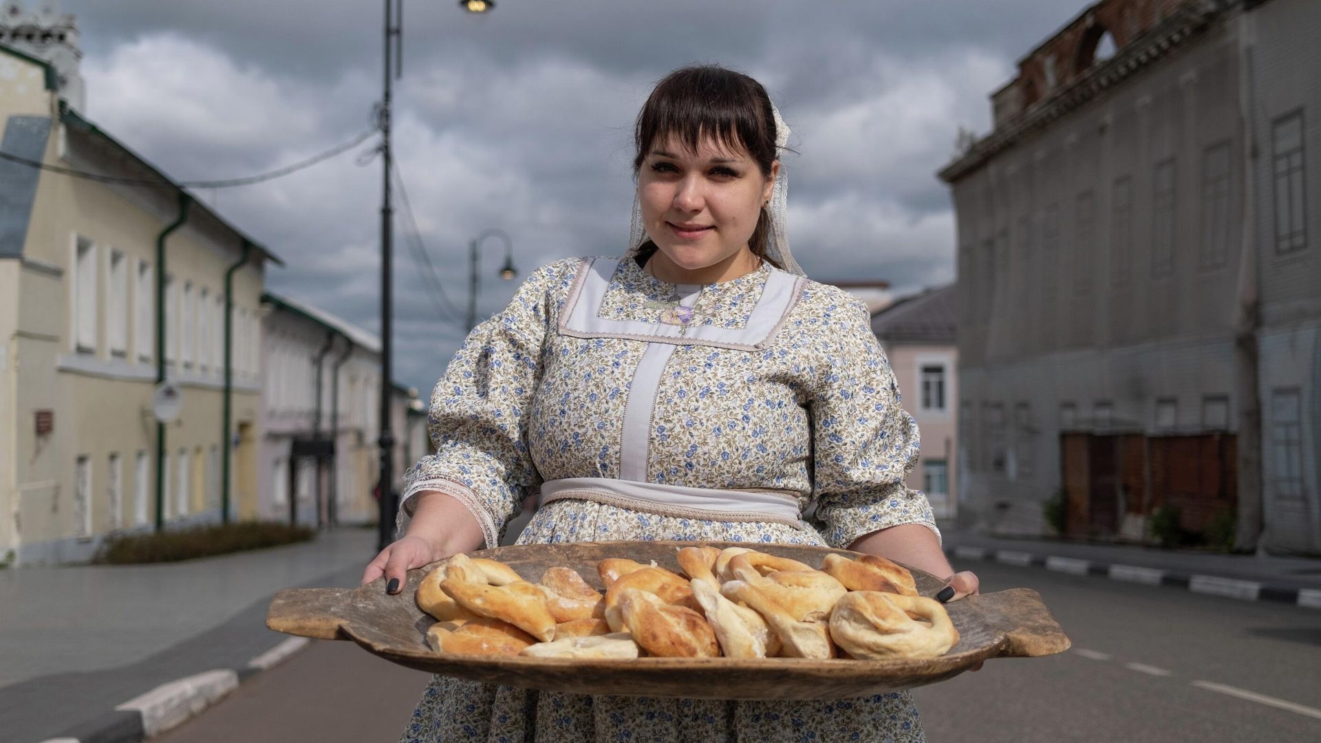 Сотрудница музея Калачная с подносом калачей в Коломне - РИА Новости, 1920, 18.05.2026