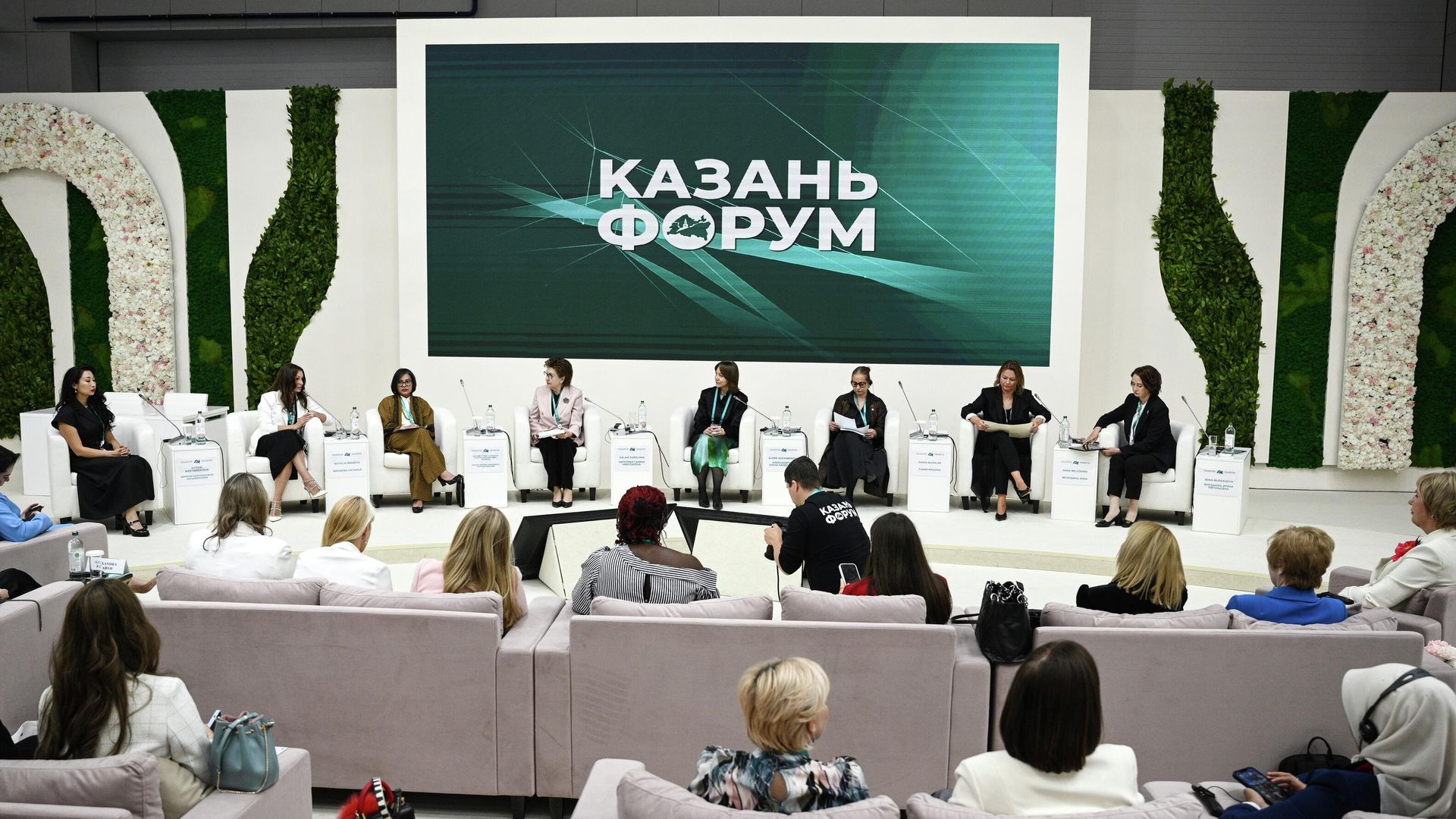 Сессия Женщины в экономике: векторы международного сотрудничеств на XVII Международном экономическом форуме Россия – Исламский мир: КАЗАНЬФОРУМ 2026 Сессия Женщины в экономике: векторы международного сотрудничеств на XVII Международном экономическом форуме Россия – Исламский мир: КАЗАНЬФОРУМ 2026 - РИА Новости, 1920, 15.05.2026
