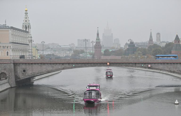 Вид на Большой Москворецкий мост в утреннем тумане в Москве