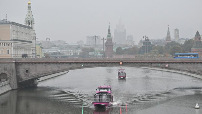 Вид на Большой Москворецкий мост в утреннем тумане в Москве