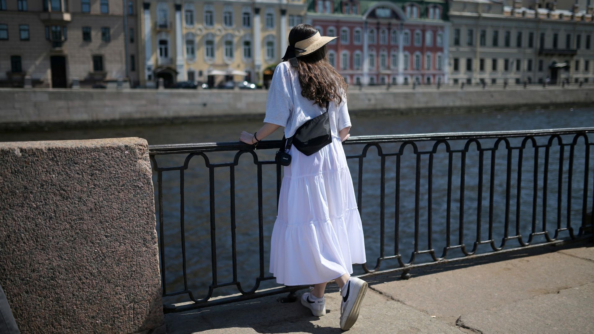 Девушка на набережной в Санкт-Петербурге Девушка на набережной в Санкт-Петербурге - РИА Новости, 1920, 15.05.2026