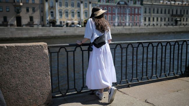 Девушка на набережной в Санкт-Петербурге