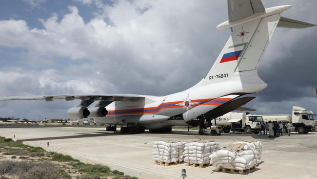 Транспортный самолет Ил-76 МЧС России доставил в Сомали более 24 тонн гуманитарной помощи