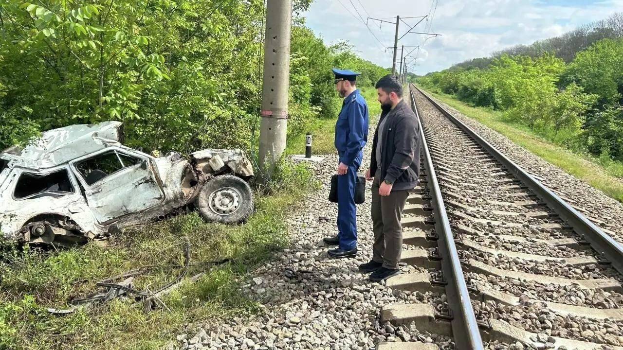 Последствия столкновения автомобиля с поездом в Краснодарском крае Последствия столкновения автомобиля с поездом в Краснодарском крае - РИА Новости, 1920, 17.05.2026