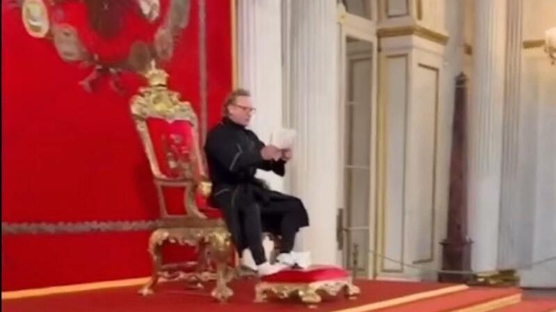 Мужчина сел на Большой императорский трон в Эрмитаже Мужчина сел на Большой императорский трон в Эрмитаже - РИА Новости, 1920, 17.05.2026