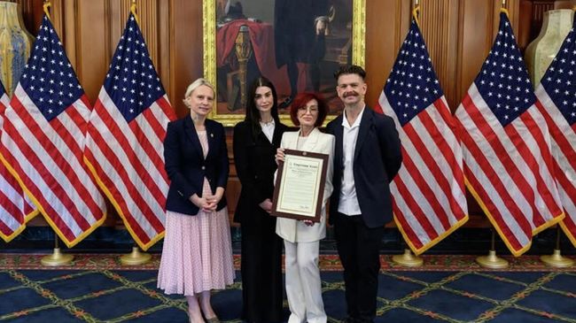Семья музыканта Оззи Осборна во время вручения награды от конгресса США Семья музыканта Оззи Осборна во время вручения награды от конгресса США