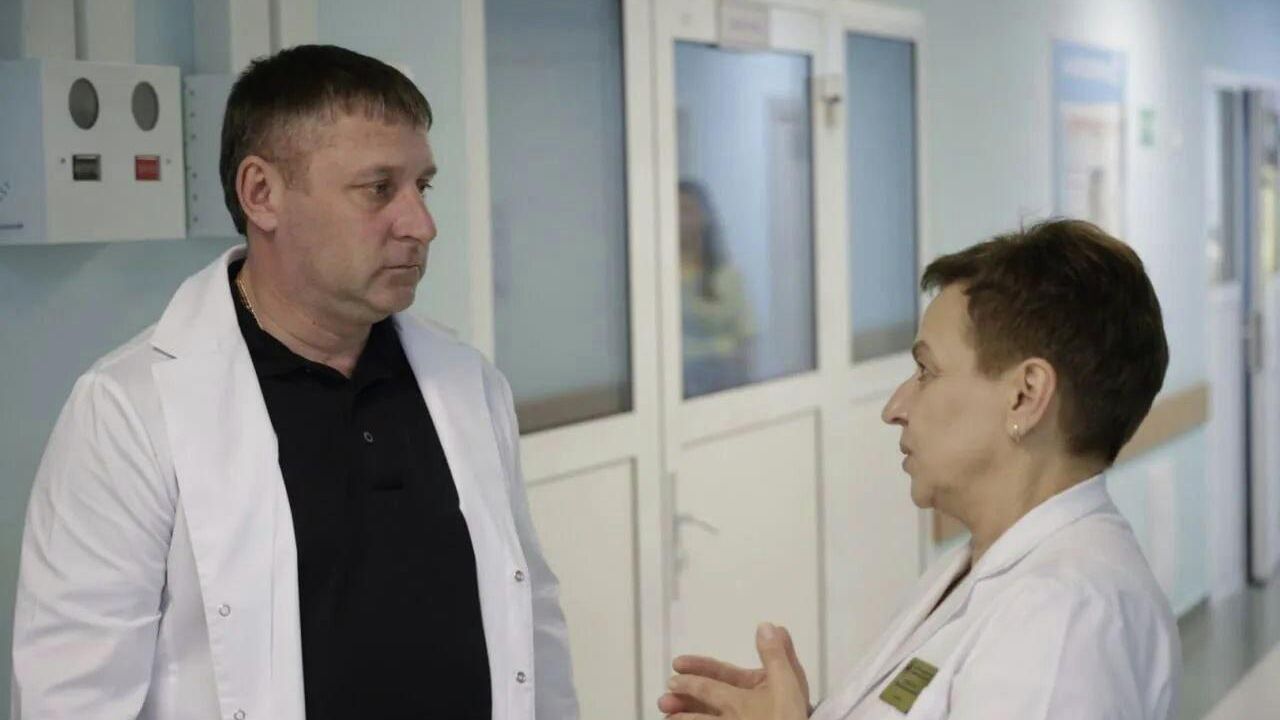 Врио губернатора Белгородской области Александр Шуваев общается с врачом больницы, в которой лечатся пострадавшие дети - РИА Новости, 1920, 17.05.2026