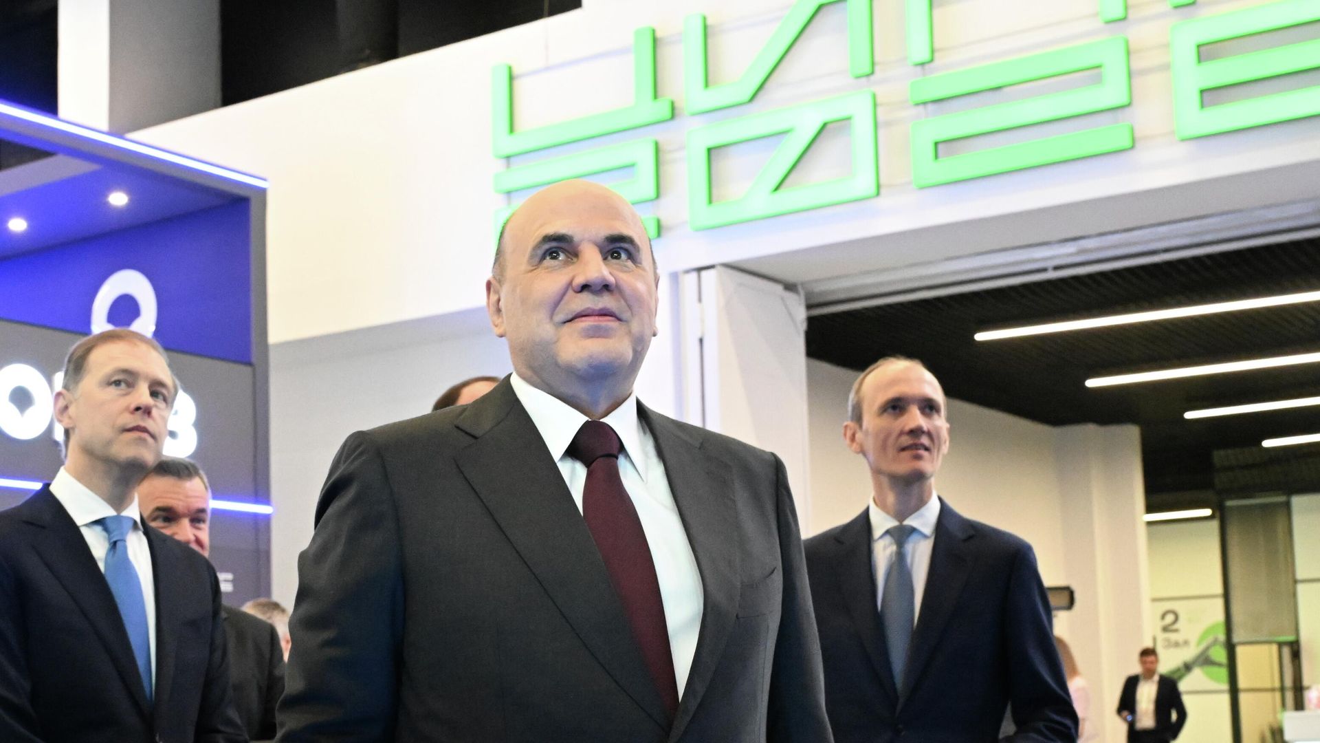 Председатель правительства РФ Михаил Мишустин осматривает выставку в рамках конференции Цифровая индустрия промышленной России в Нижнем Новгороде. 18 мая 2026 Председатель правительства РФ Михаил Мишустин осматривает выставку в рамках конференции Цифровая индустрия промышленной России в Нижнем Новгороде. 18 мая 2026 - РИА Новости, 1920, 18.05.2026