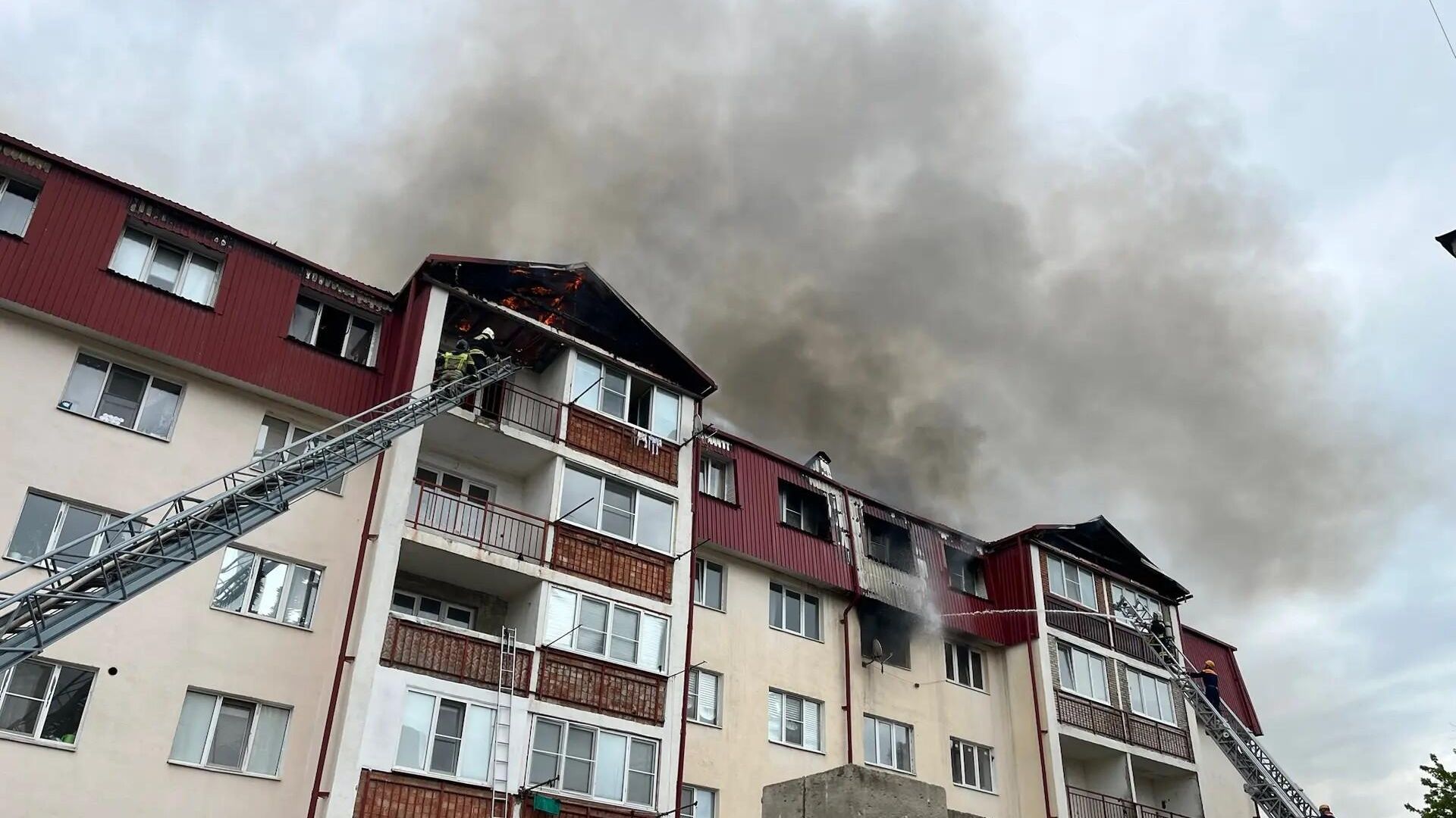 Ликвидация пожара в многоэтажном доме в Нальчике Ликвидация пожара в многоэтажном доме в Нальчике - РИА Новости, 1920, 18.05.2026