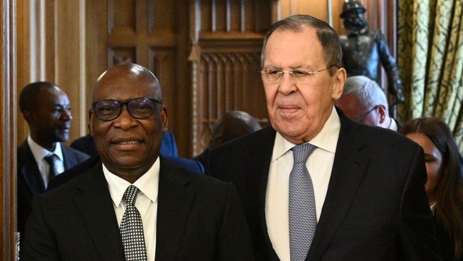 Министр иностранных дел РФ Сергей Лавров и министр иностранных дел и международного сотрудничества Экваториальной Гвинеи Симеон Ойоно Эсоно Анге во время встречи в Москве. 18 мая 2026