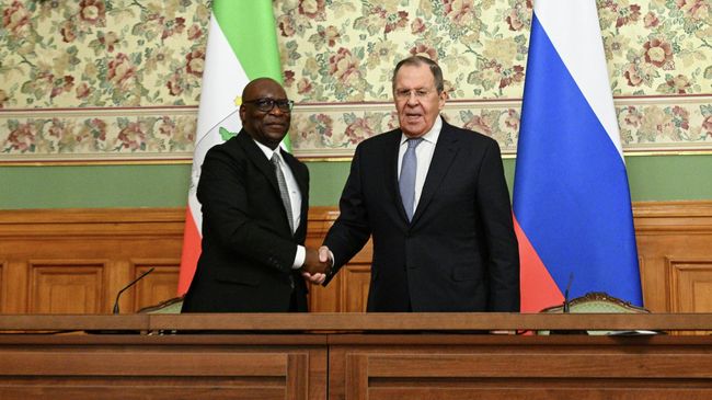 Министр иностранных дел РФ Сергей Лавров и министр иностранных дел и международного сотрудничества Экваториальной Гвинеи Симеон Ойоно Эсоно Анге на пресс-конференции по итогам встречи в Москве. 18 мая 2026