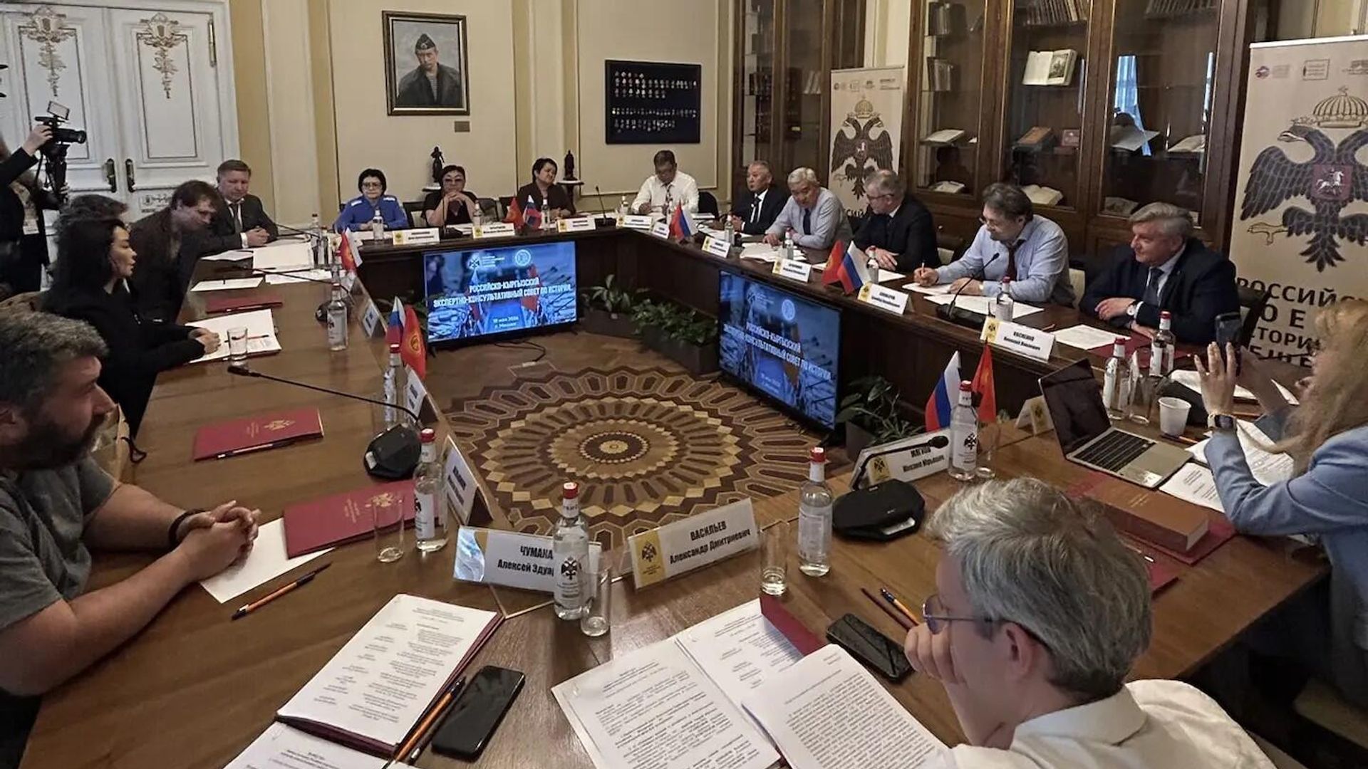 Первое заседание российско-кыргызского экспертно-консультативного совета по истории в штаб-квартире РВИО Первое заседание российско-кыргызского экспертно-консультативного совета по истории в штаб-квартире РВИО - РИА Новости, 1920, 18.05.2026