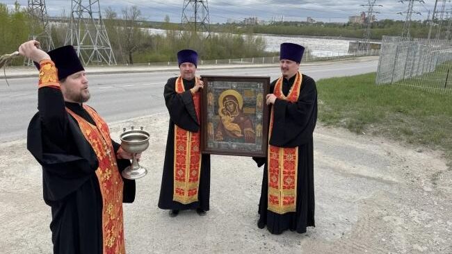Священнослужители объехали Пермь с иконой Божией Матери Пермская