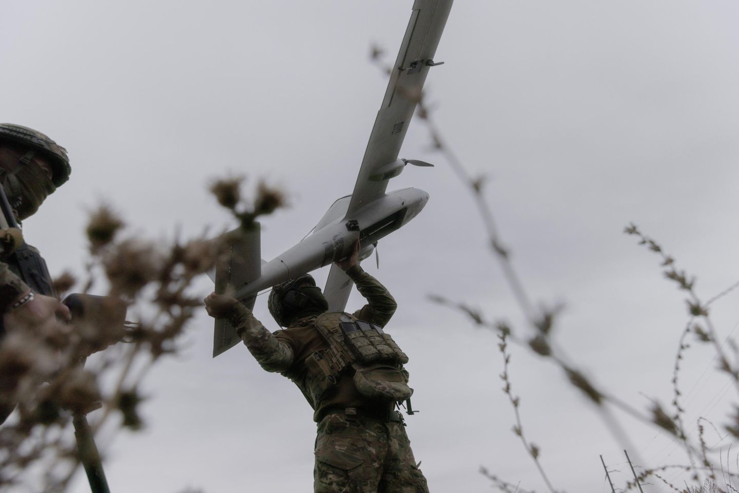 Украинский военнослужащий с беспилотником Украинский военнослужащий с беспилотником