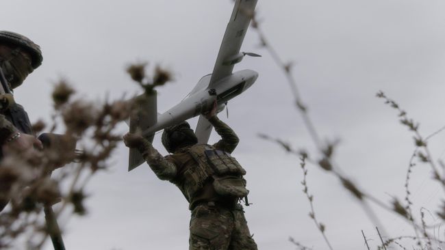 Украинский военнослужащий с беспилотником Украинский военнослужащий с беспилотником