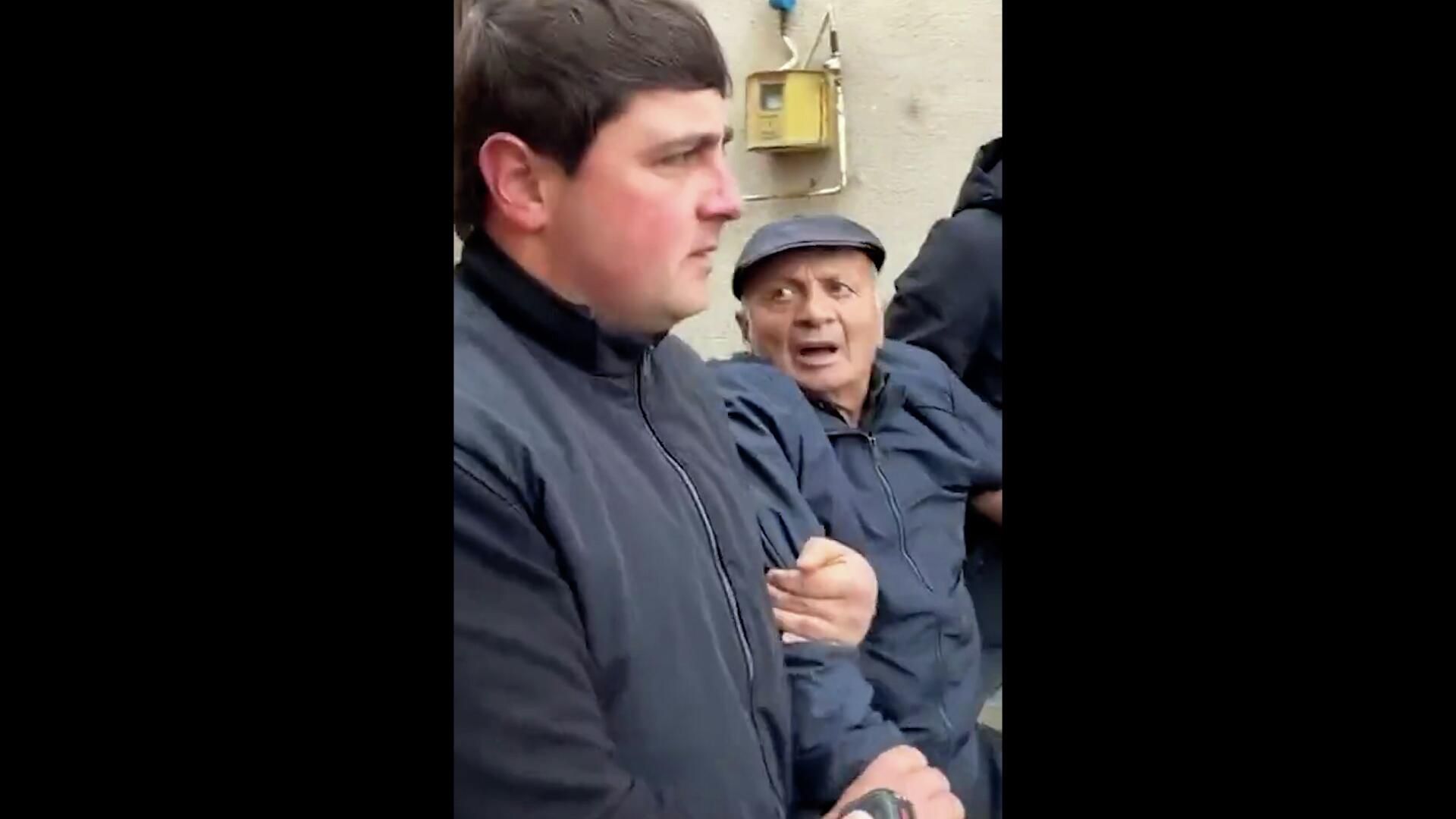 Деда погибшего военного охрана выталкивает с предвыборного митинга Пашиняна в Спитаке Деда погибшего военного охрана выталкивает с предвыборного митинга Пашиняна в Спитаке - РИА Новости, 1920, 19.05.2026