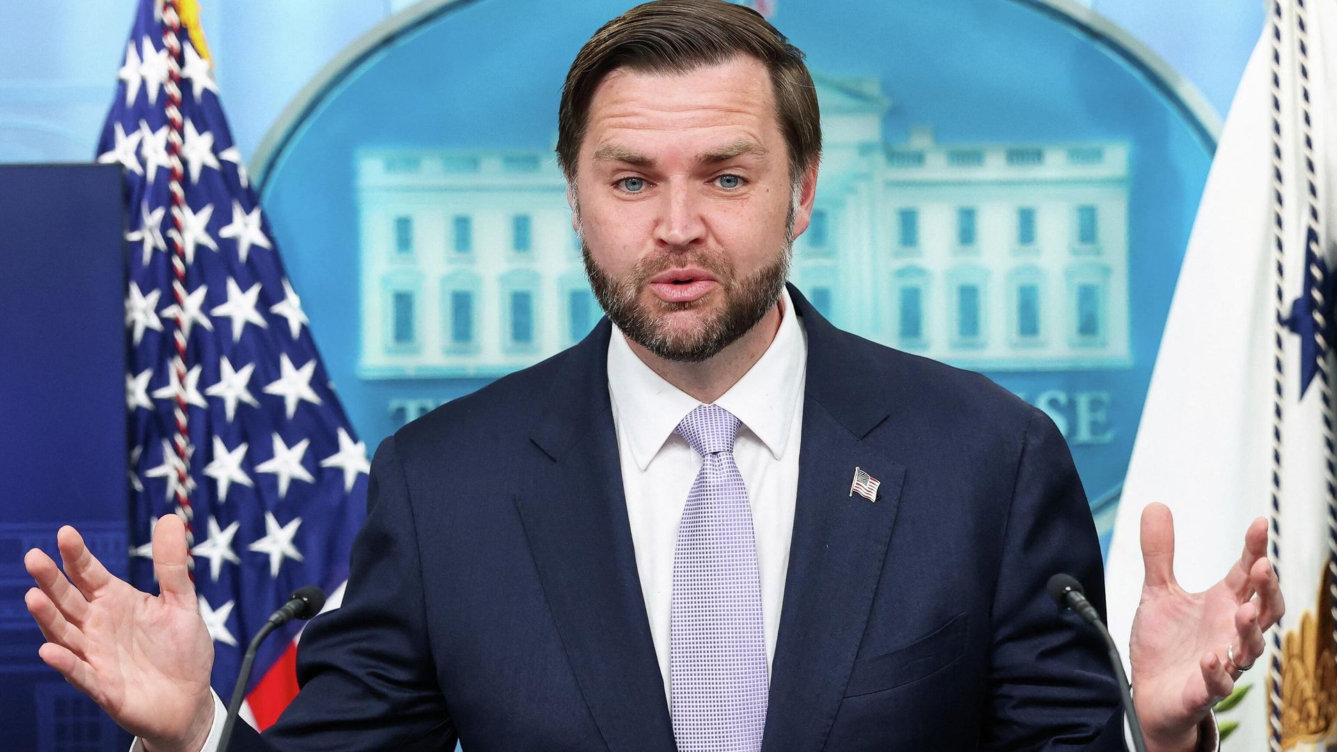 Вице-президент США Джей Ди Вэнс во время брифинга в Белом доме в Вашингтоне Вице-президент США Джей Ди Вэнс во время брифинга в Белом доме в Вашингтоне - РИА Новости, 1920, 19.05.2026