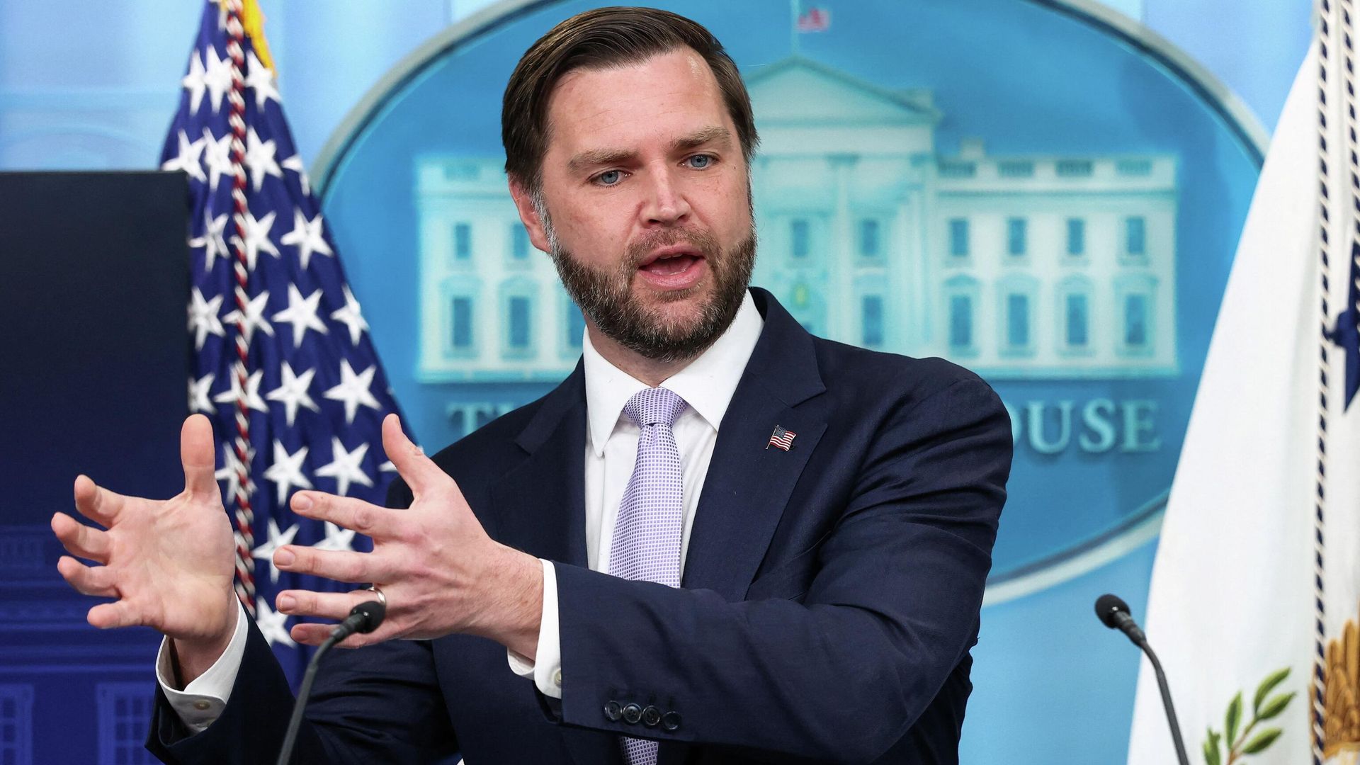 Вице-президент США Джей Ди Вэнс во время пресс-брифинга в Белом доме в Вашингтоне. 19 мая 2026 - РИА Новости, 1920, 19.05.2026