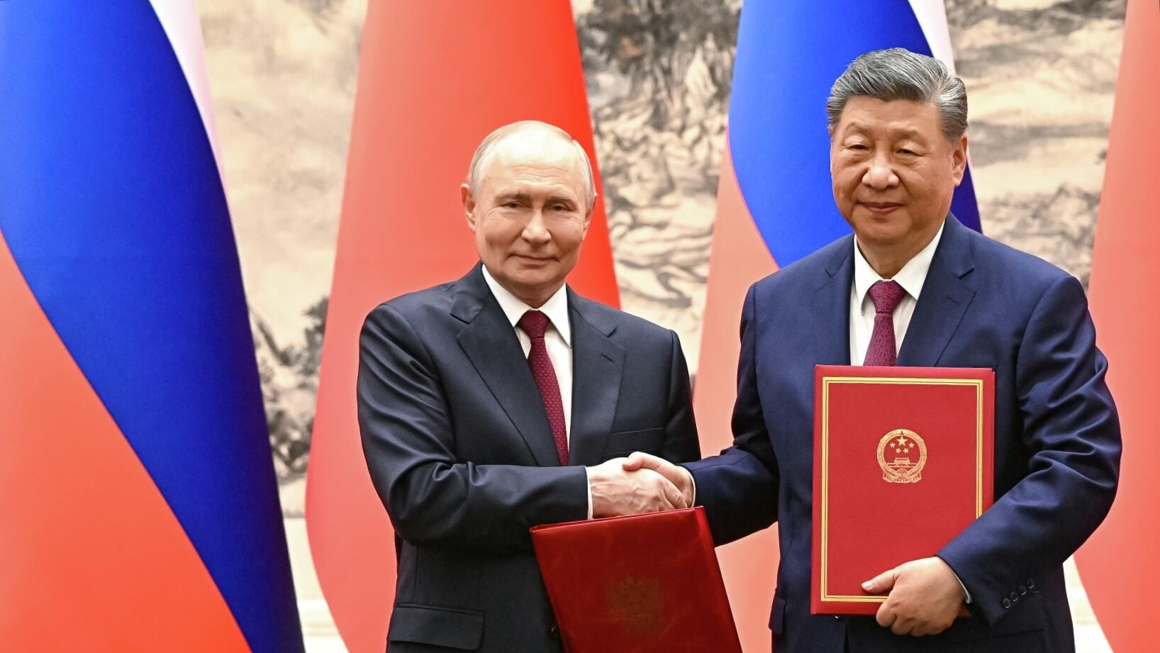 Президент России Владимир Путин и председатель КНР Си Цзиньпин в Доме народных собраний в Пекине во время церемонии подписания документов о сотрудничестве - РИА Новости, 1920, 20.05.2026