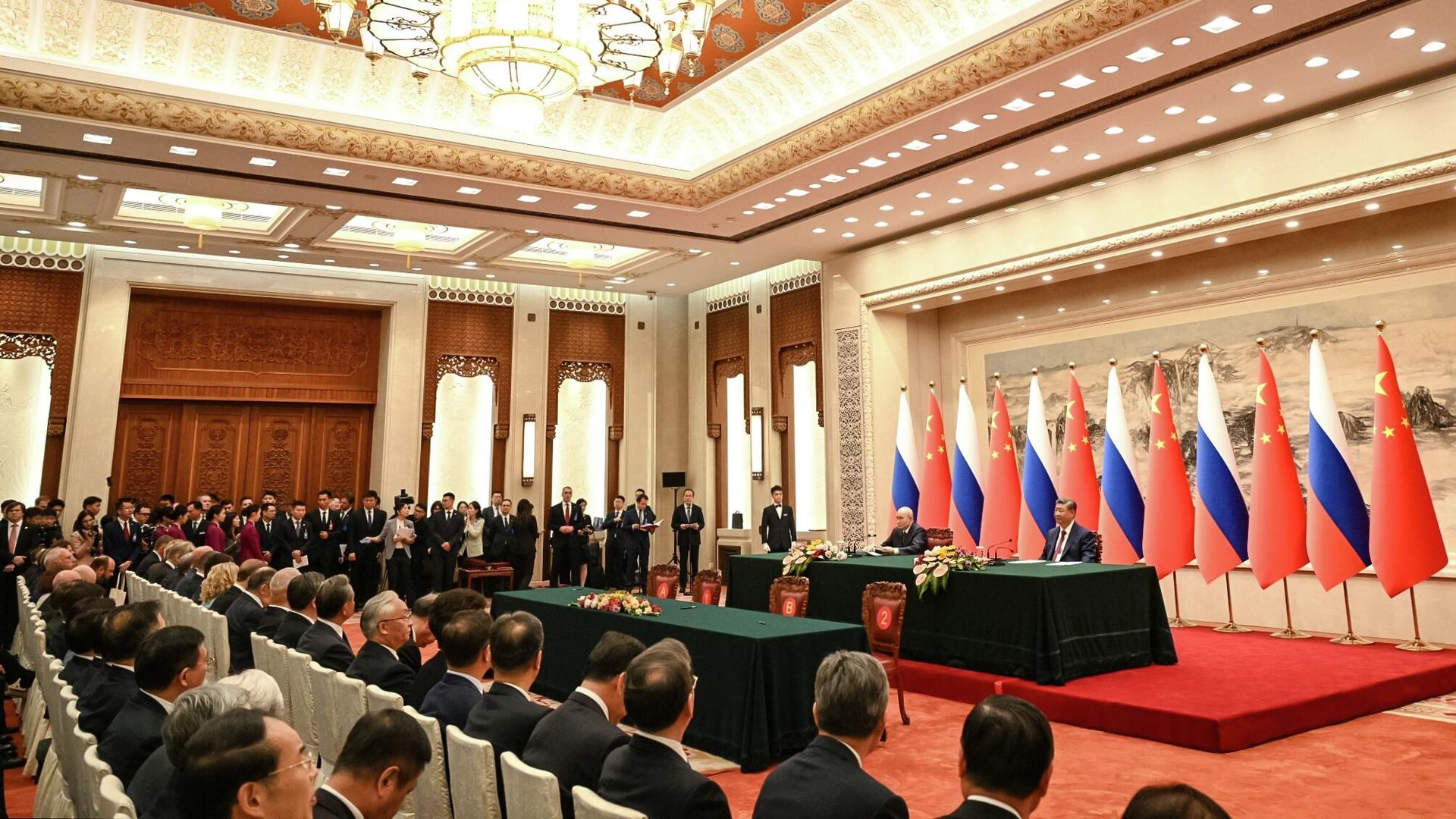 Президент России Владимир Путин и председатель КНР Си Цзиньпин в Доме народных собраний в Пекине во время церемонии подписания документов о сотрудничестве Президент России Владимир Путин и председатель КНР Си Цзиньпин в Доме народных собраний в Пекине во время церемонии подписания документов о сотрудничестве - РИА Новости, 1920, 20.05.2026