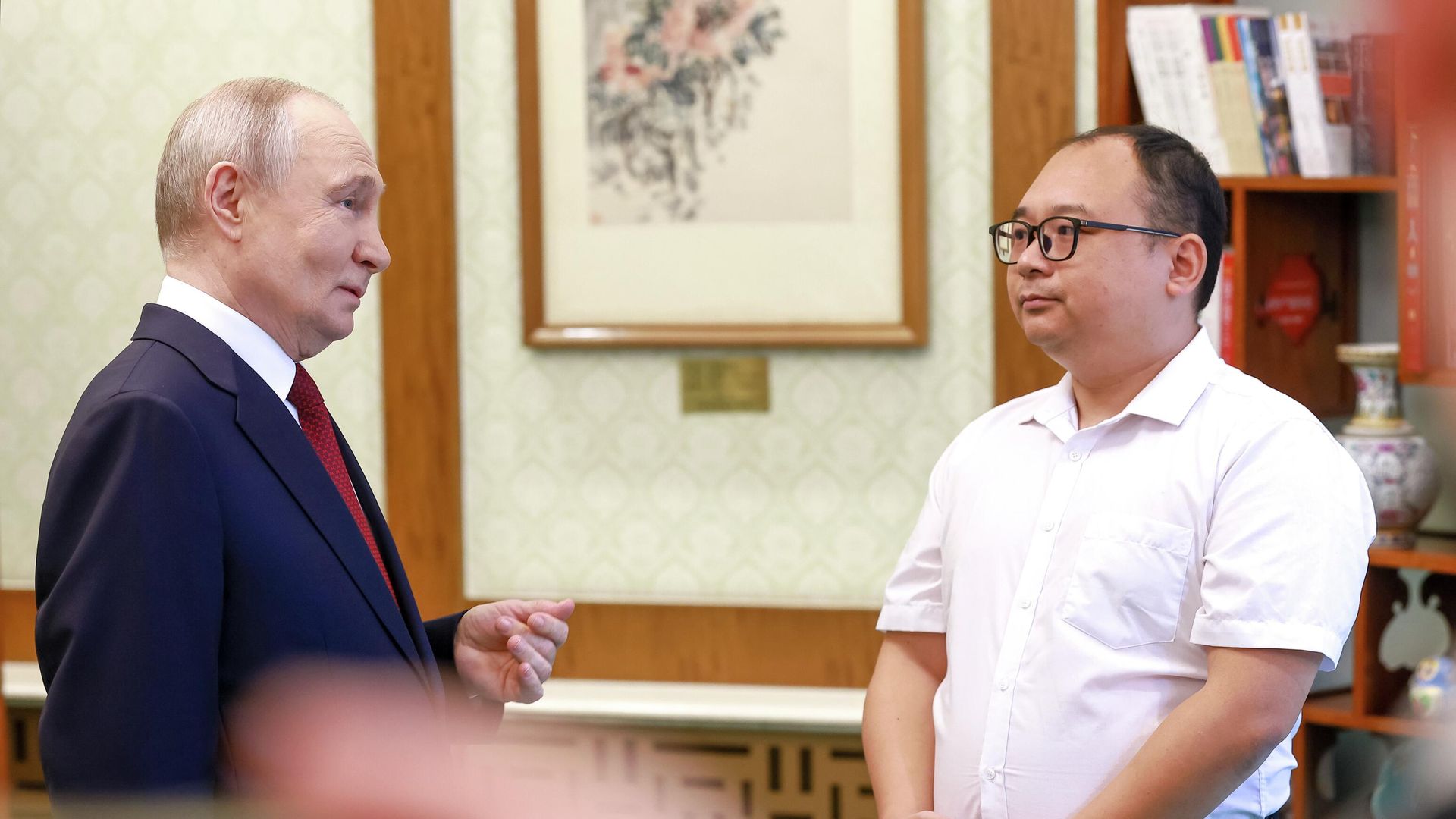 Президент России Владимир Путин и китайский инженер Пэн Пай во время встречи в Пекине Президент России Владимир Путин и китайский инженер Пэн Пай во время встречи в Пекине - РИА Новости, 1920, 20.05.2026