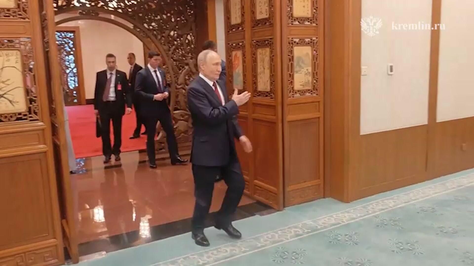 Встреча Путина с Пэн Паем, которого он видел ребенком во время первого визита в Китай Встреча Путина с Пэн Паем, которого он видел ребенком во время первого визита в Китай - РИА Новости, 1920, 20.05.2026