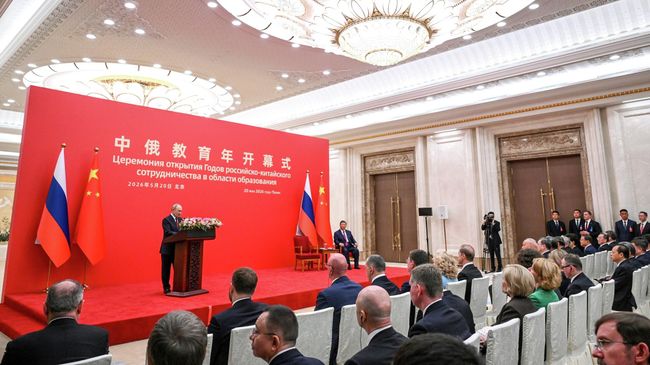 Президент России Владимир Путин и председатель КНР Си Цзиньпин в Доме народных собраний в Пекине во время церемонии открытия Годов российско-китайского сотрудничества в области образования Президент России Владимир Путин и председатель КНР Си Цзиньпин в Доме народных собраний в Пекине во время церемонии открытия Годов российско-китайского сотрудничества в области образования