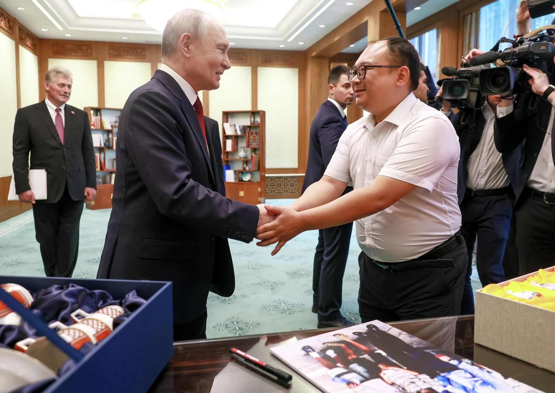 Президент РФ Владимир Путин и китайский инженер Пэн Пай во время встречи в Доме народных собраний в Пекине Президент РФ Владимир Путин и китайский инженер Пэн Пай во время встречи в Доме народных собраний в Пекине - РИА Новости, 1920, 20.05.2026