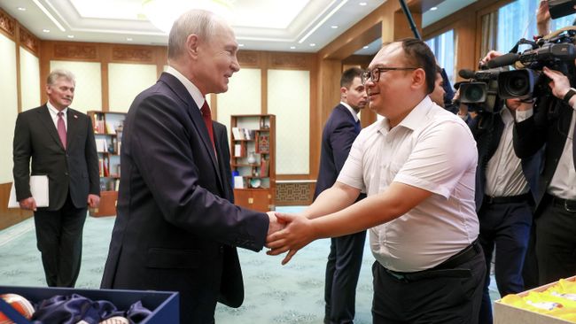 Президент РФ Владимир Путин и китайский инженер Пэн Пай во время встречи в Доме народных собраний в Пекине
