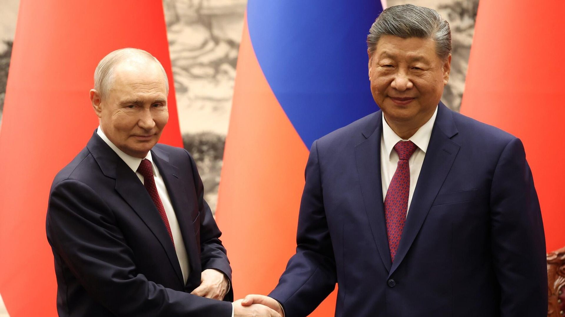 Президент РФ Владимир Путин и председатель КНР Си Цзиньпин в Доме народных собраний в Пекине Президент РФ Владимир Путин и председатель КНР Си Цзиньпин в Доме народных собраний в Пекине - РИА Новости, 1920, 20.05.2026