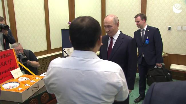 Китаец Пэн Пай дарит Путину фарфоровый сервиз