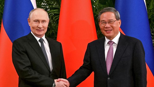 Президент России Владимир Путин и премьер Государственного совета КНР Ли Цян во время беседы в Доме народных собраний в Пекине
