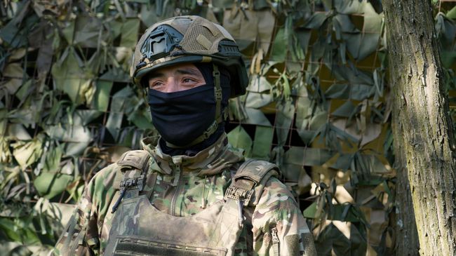 Боец группы подвоза и эвакуации 155-го полка 55-й дивизии морской пехоты Монти
