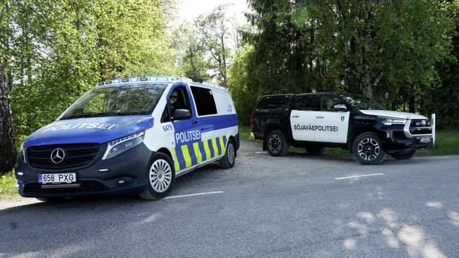 Полиция в месте падения обломков сбитого беспилотника в районе Каблакулы в Эстонии. 19 мая 2026
