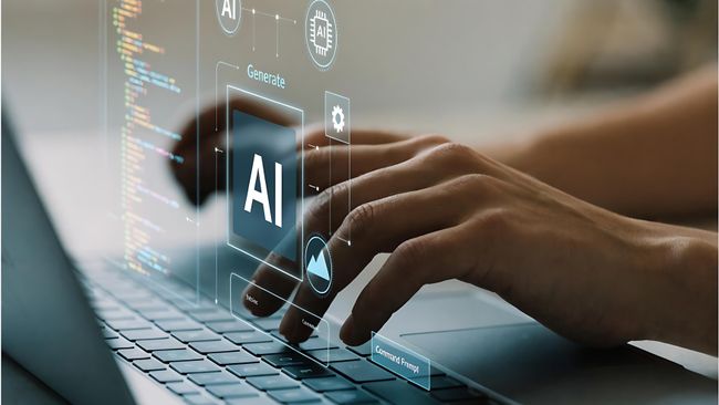 Мужчина использует искусственный интеллект во время работы