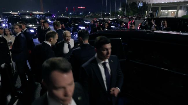 Путин снял пиджак по прилету в КНР