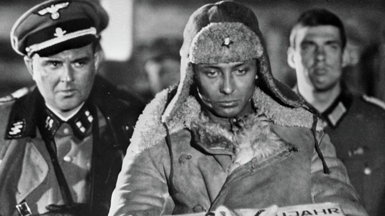 Олег Даль в роли Жени Колышкина (в центре) в фильме Женя, Женечка и Катюша (режиссер Владимир Мотыль). Слева - Никоалй Мартон в роли немецкого офицера