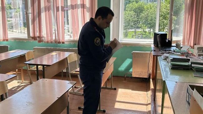 Сотрудник СК на месте инцидента с петардой в школе Пермского края
