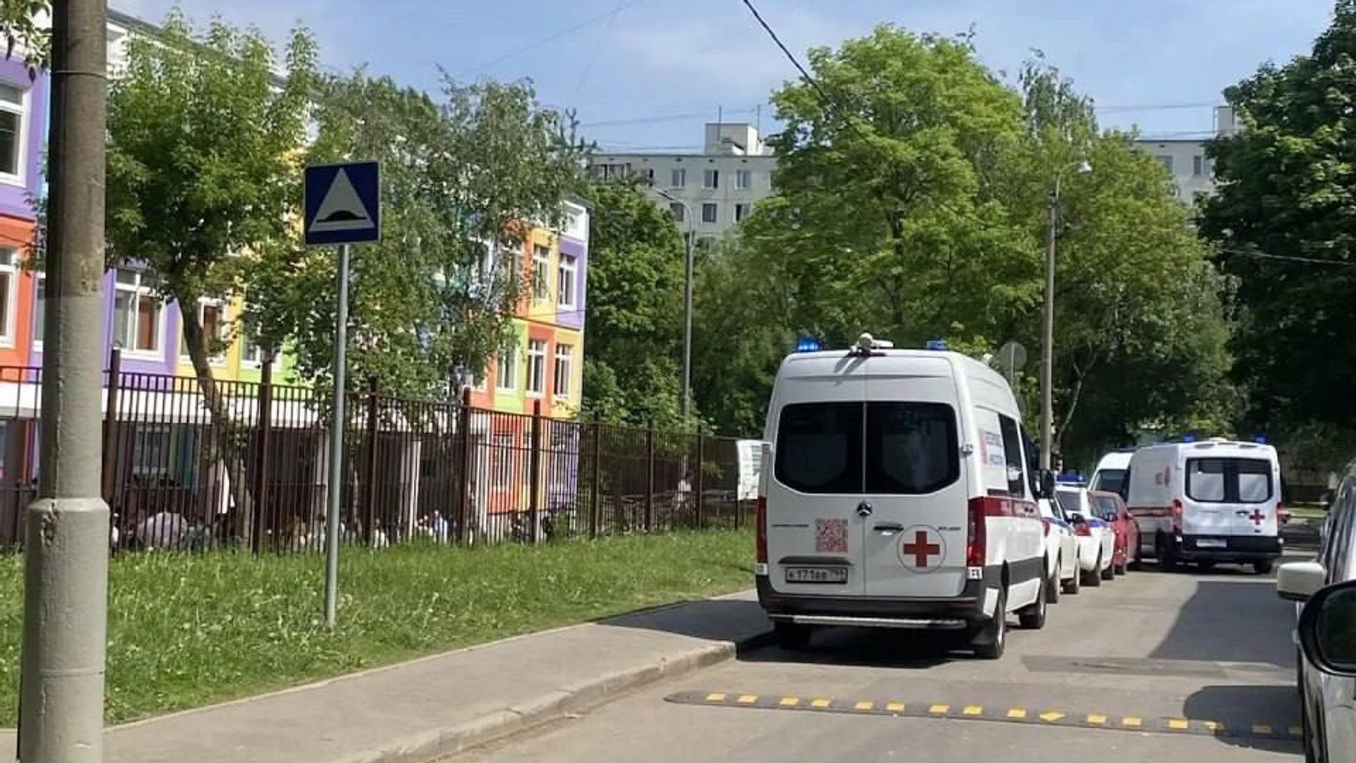 Автомобиль скорой помощи возле школы в Москве, в которой двое учеников пострадали после взрыва петард Автомобиль скорой помощи возле школы в Москве, в которой двое учеников пострадали после взрыва петард - РИА Новости, 1920, 21.05.2026