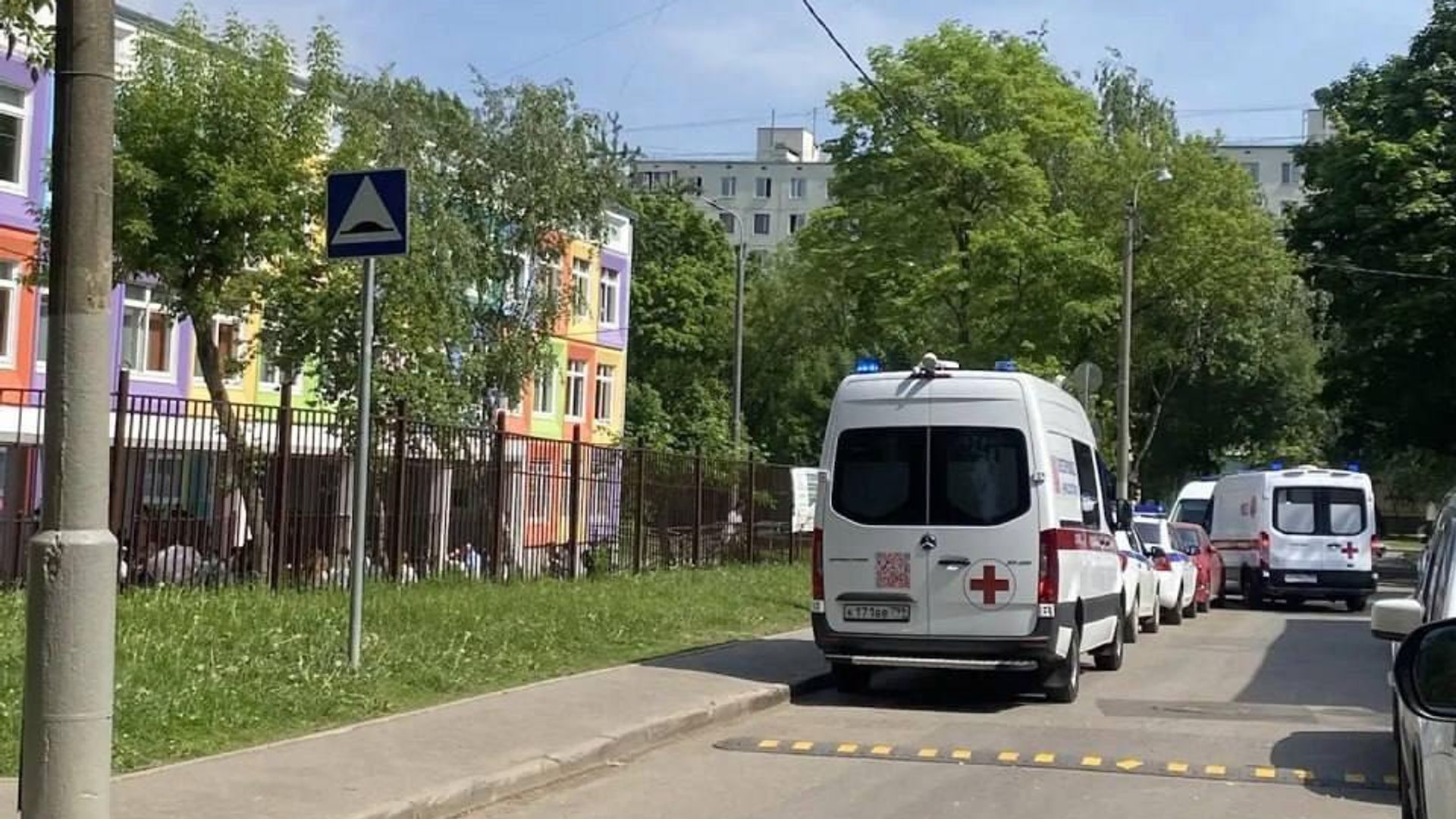 Автомобиль скорой помощи возле школы в Москве, в которой двое учеников пострадали после взрыва петард Автомобиль скорой помощи возле школы в Москве, в которой двое учеников пострадали после взрыва петард - РИА Новости, 1920, 21.05.2026