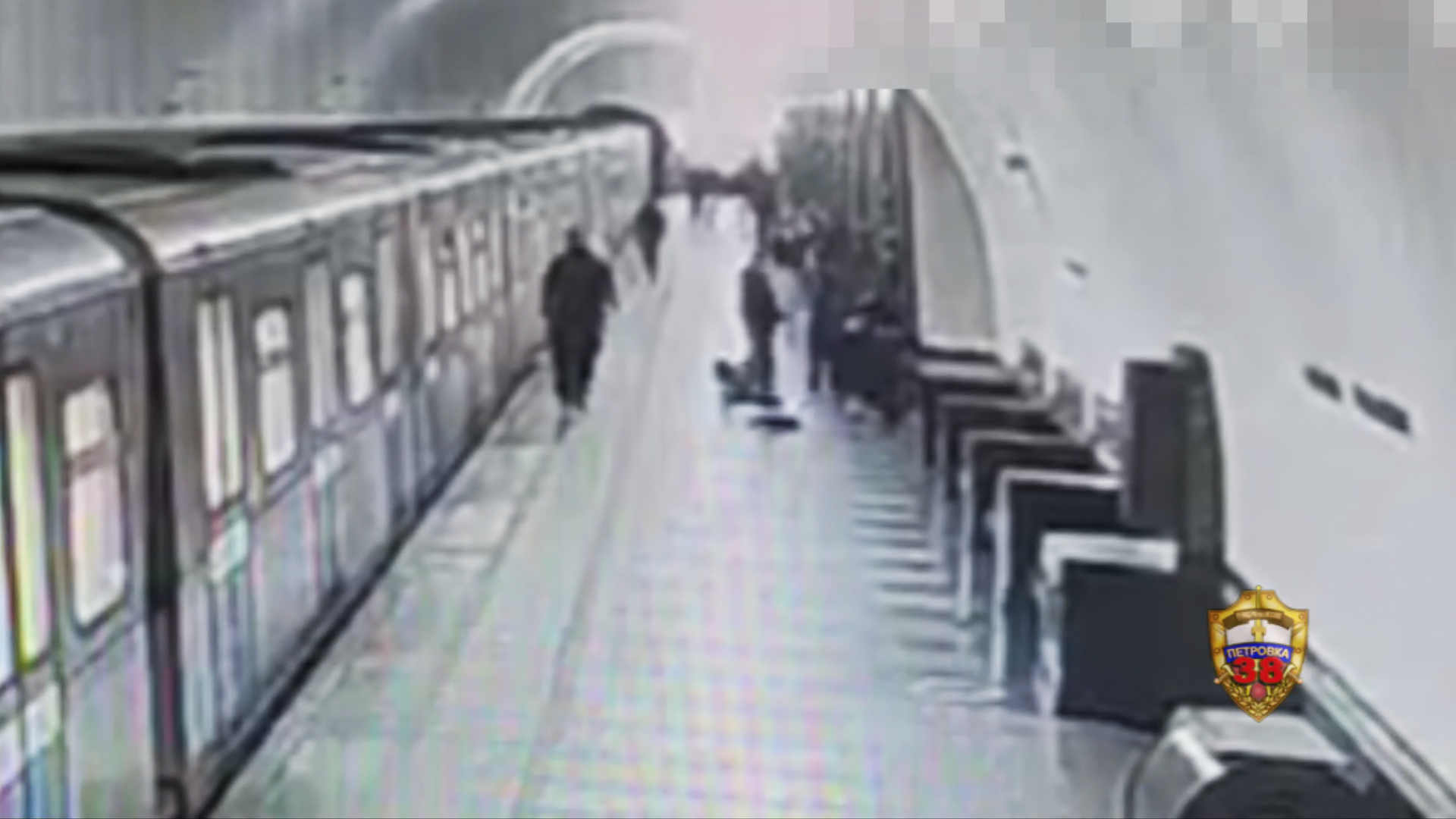 Кадр видео с потасовкой на станции метро Площадь Революции в Москве Кадр видео с потасовкой на станции метро Площадь Революции в Москве - РИА Новости, 1920, 21.05.2026