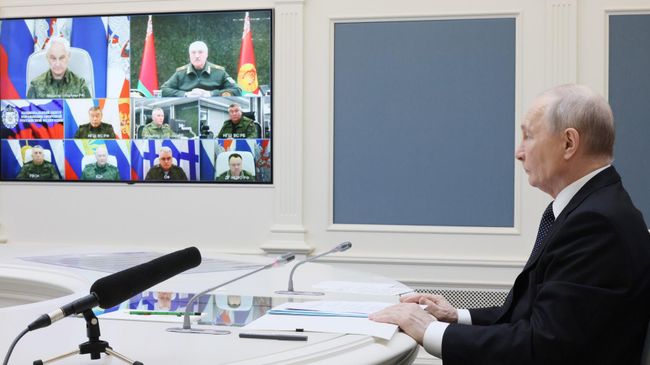 Владимир Путин и Александр Лукашенко по видеосвязи проводят учения ядерных сил