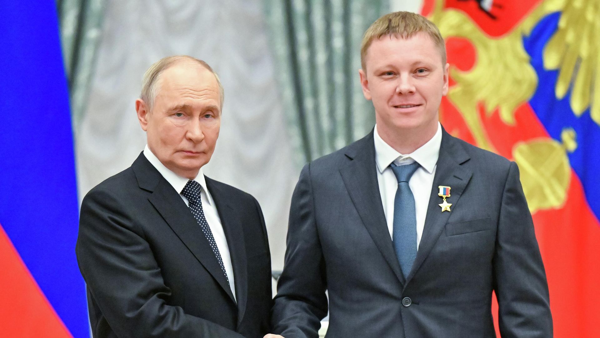 Президент РФ Владимир Путин и космонавт-испытатель отряда космонавтов
ФГБУ Научно-исследовательский испытательный центр подготовки космонавтов имени Ю.А.Гагарина Александр Горбунов, получивший звание Героя России и почетное звание Летчик-космонавт РФ. 21 мая 2026 Президент РФ Владимир Путин и космонавт-испытатель отряда космонавтов
ФГБУ Научно-исследовательский испытательный центр подготовки космонавтов имени Ю.А.Гагарина Александр Горбунов, получивший звание Героя России и почетное звание Летчик-космонавт РФ. 21 мая 2026 - РИА Новости, 1920, 21.05.2026