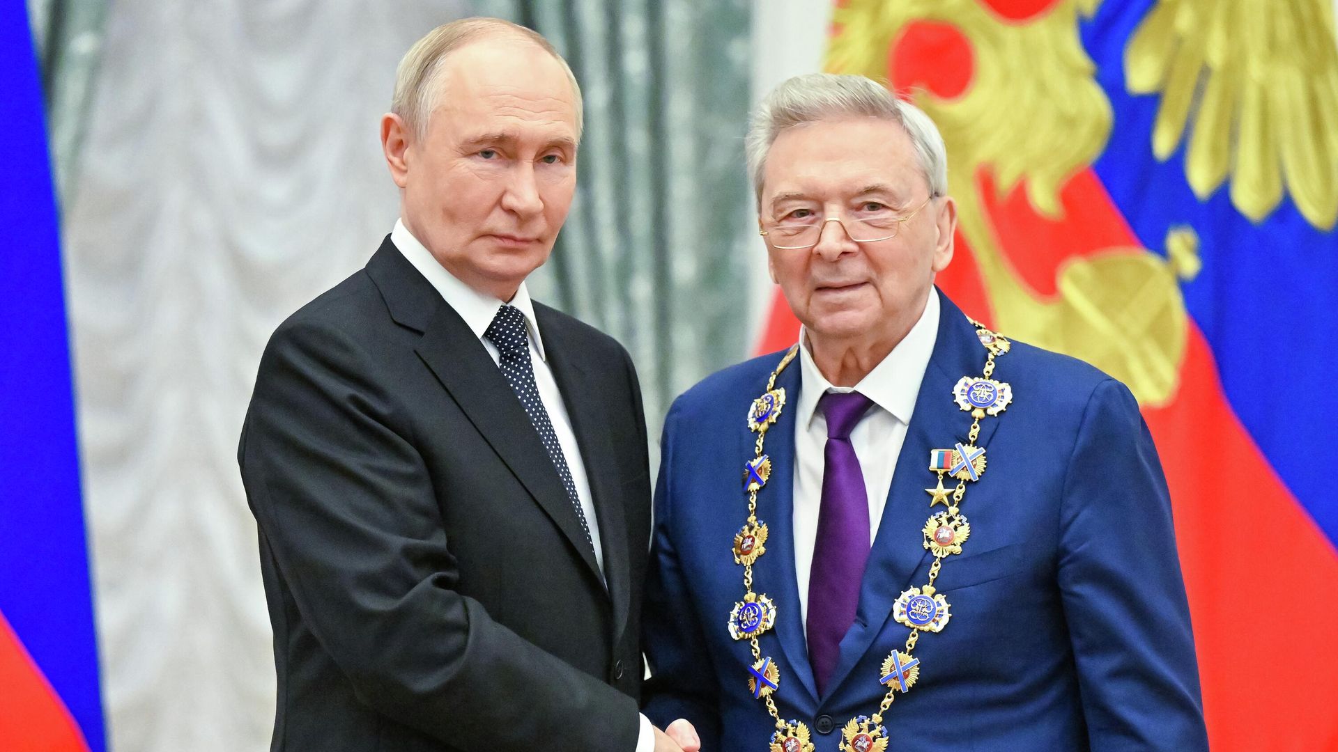 Президент РФ Владимир Путин и Герой Труда России, президент ФГБУ Национальный медицинский исследовательский центр эндокринологии Иван Дедов, получивший орден Святого апостола Андрея Первозванного Президент РФ Владимир Путин и Герой Труда России, президент ФГБУ Национальный медицинский исследовательский центр эндокринологии Иван Дедов, получивший орден Святого апостола Андрея Первозванного - РИА Новости, 1920, 21.05.2026