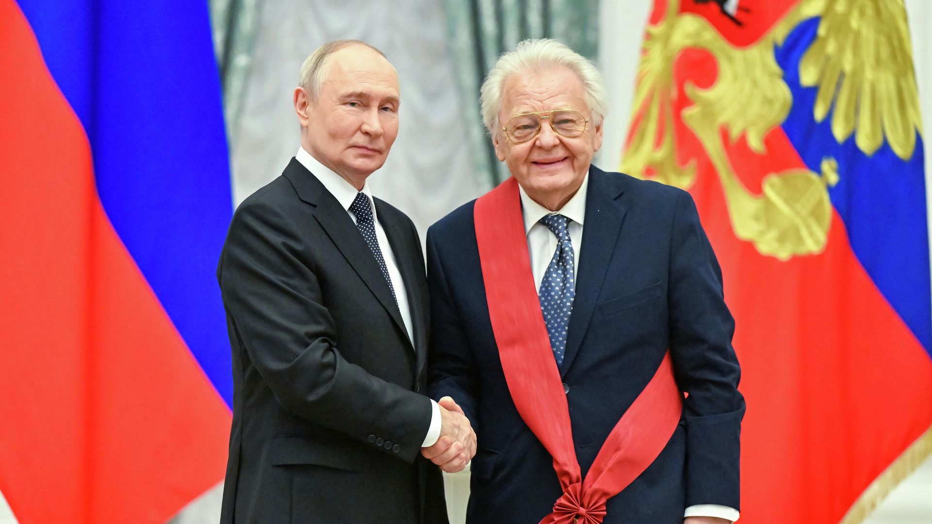 Президент РФ Владимир Путин и Народный артист РФ, певец, композитор Юрий Антонов, получивший орден За заслуги перед Отечеством I степени - РИА Новости, 1920, 21.05.2026