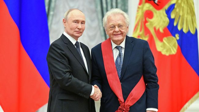 Президент РФ Владимир Путин и Народный артист РФ, певец, композитор Юрий Антонов, получивший орден За заслуги перед Отечеством I степени Президент РФ Владимир Путин и Народный артист РФ, певец, композитор Юрий Антонов, получивший орден За заслуги перед Отечеством I степени