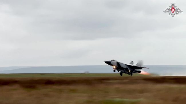 Взлет МиГ-31И с Кинжалом