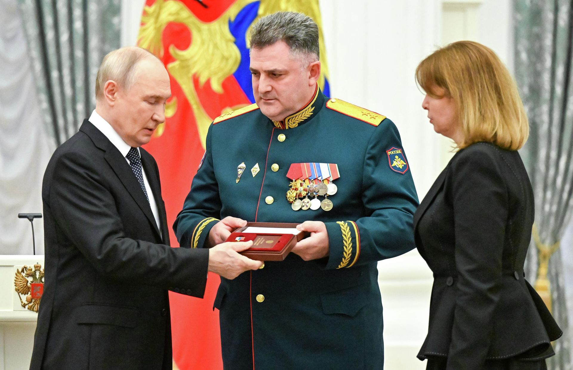 Президент РФ Владимир Путин и родители погибшего лейтенанта Василия Марзоева (получил звание Героя России посмертно) Аркадий и Маргарита Марзоевы - РИА Новости, 1920, 21.05.2026
