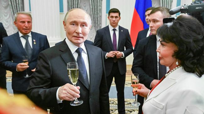 Президент РФ Владимир Путин в Кремле на церемонии вручения государственных наград Президент РФ Владимир Путин в Кремле на церемонии вручения государственных наград