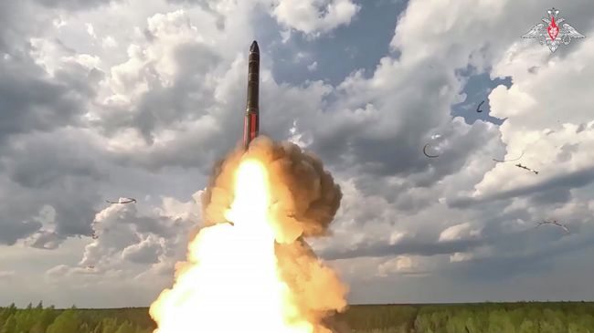 Пуск межконтинентальной баллистической ракеты Ярс с государственного испытательного космодрома Плесецк